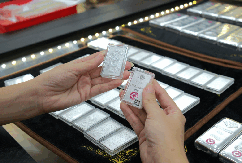 gia-bac-hom-nay-3-11-ancarat-va-phu-quy-tang-soc-1-5-trieu-dong-kg-bac-the-gioi-sap-cham-nguong-49-usd